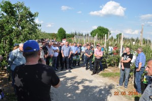 Uczestnicy plenerowego spotkania Agrosimex w sadzie Wiesława Mazura w Usarzowie k.Lipnika