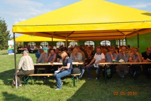Uczestnicy plenerowego spotkania Agrosimex w sadzie Wiesława Mazura w Usarzowie k.Lipnika