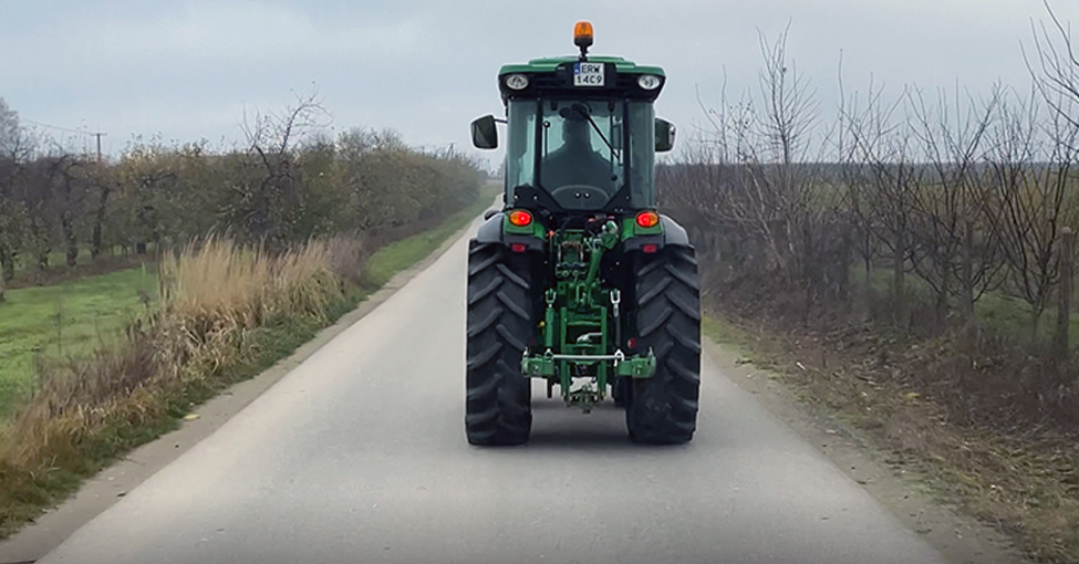 Ciągnik na drodze - John Deere