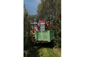Pokaz pracy platform i kombajnów do zbioru jabłek w sadzie