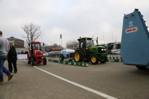 Premium Trade - możliwość przejazdu ciągnikami John Deere oraz Ursus wraz z opryskiwaczamy sadowniczym IDEAL