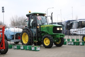 Premium Trade - możliwość przejazdu ciągnikami John Deere oraz Ursus wraz z opryskiwaczamy sadowniczym IDEAL