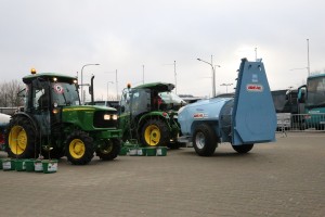 Premium Trade - możliwość przejazdu ciągnikami John Deere oraz Ursus wraz z opryskiwaczamy sadowniczym IDEAL