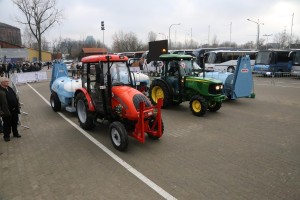 Premium Trade - możliwość przejazdu ciągnikami John Deere oraz Ursus wraz z opryskiwaczamy sadowniczym IDEAL