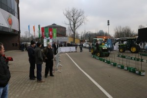 Premium Trade - możliwość przejazdu ciągnikami John Deere oraz Ursus wraz z opryskiwaczamy sadowniczym IDEAL