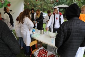  Zabawy i doświadczenia w Laboratorium Jabłkowym - Światowy Dzień Jabłka 