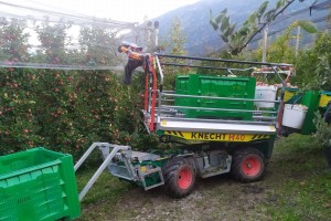  Platforma sadownicza Knecht H40 podczas zbiorów jabłek w Południowym Tyrolu we Włoszech