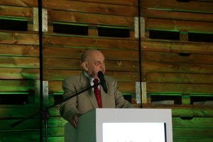 prof. E.Makosz wita uczestnik&oacute;w spotkania