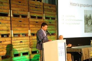 Pan Szymon Nowakowski - przedstawia profil produkcji szk&oacute;łkarskiej w swoim gospodarstwie