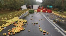 Wypadek ciężarówki przewożącej jabłka 