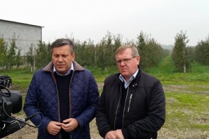 Janusz Piechociński podczas wizyty w gospodarstwie sadowniczym w Uleńcu (woj. mazowieckie