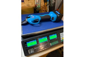 Sekator akumulatorowy SHARK TOOLS - 1012 g z baterią.
