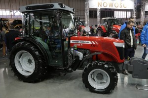 Stoisko firmy Korbanek - ciągnik Massey Ferguson 3640S