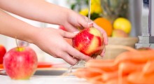 Co Polacy wiedzą o myciu owoców i warzyw