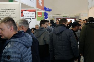 Uczestnicy 27 Spotkania Sadowniczego w Sandomierzu - sala wystawowa.