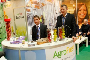 Panowie z firmy AgroFresh odpowiadali sadownikom na pytania dotyczące jakości jabłek w chłodniach.