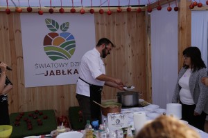  Światowy Dzień Jabłka - pokaz kulinarny Jana Kuronia z degustacją 