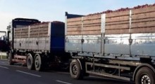 Przeładowana ciężarówka z jabłkami